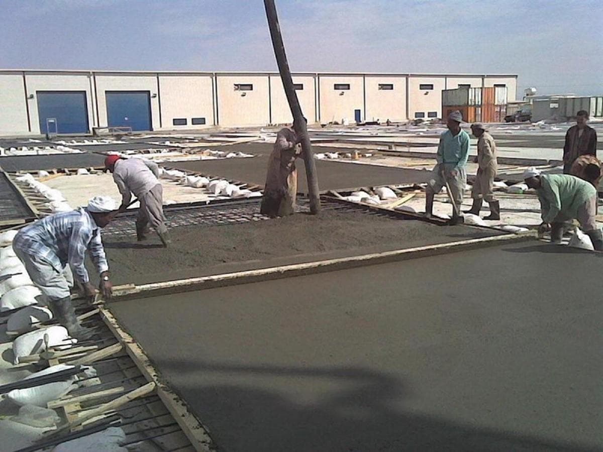 مرحلة صب الخرسانة قبل التنعيم بالهليكوبتر