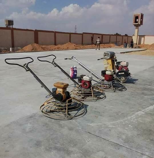 معدات هليكوبتر متعددة أثناء تنفيذ مشروع كبير