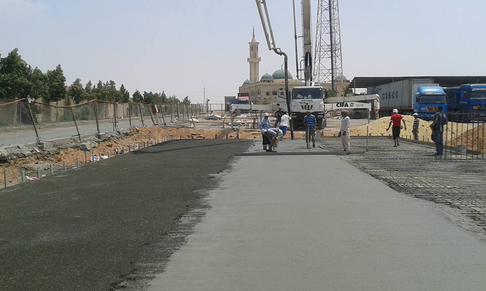 تنفيذ خرسانة هليكوبتر لطريق داخل مشروع صناعي