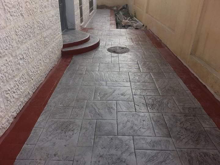 ممر جانبي بخرسانة مطبوعة بنقشة البلاط الحجري